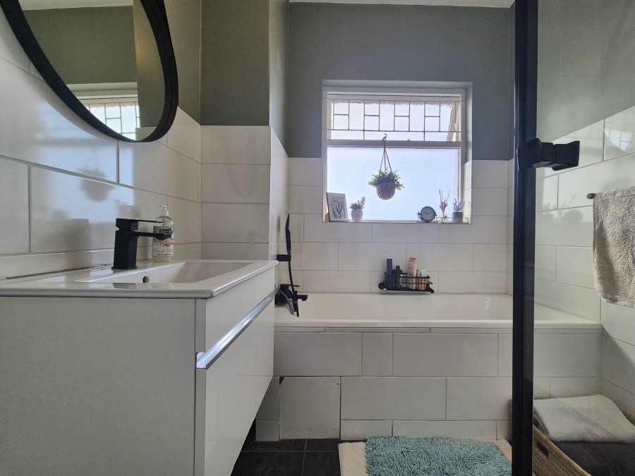2 Bedroom Property for Sale in Wynberg Upper Western Cape
